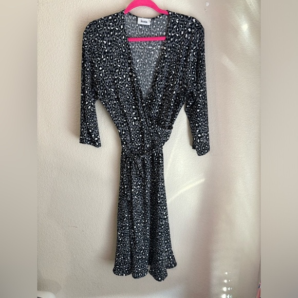 Leota Gray Leopard Animal Print Stretch Faux Wrap Belted Midi Dress L - Picture 2 of 12